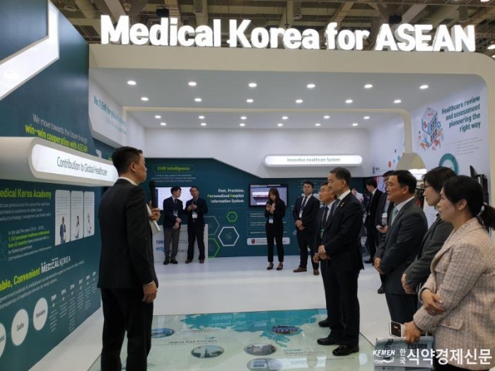 (191127) 아세안 정부 관계자들 ‘한국의료’에 반하다-사진.jpg