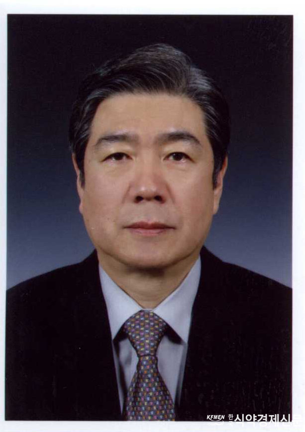 200406_(임시이사회)염정배 전 의장_협회대상 공로상 수상자.png