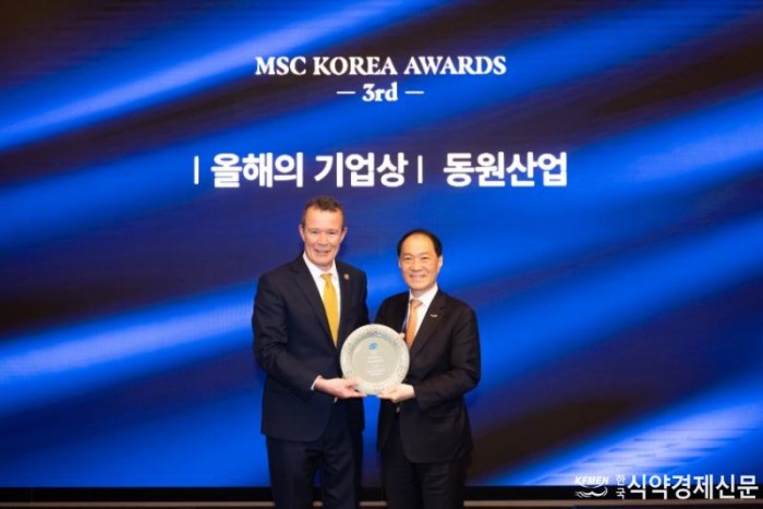 [사진설명] 3일 서울 여의도 콘래드 호텔에서 진행된 제3회 MSC코리아 어워즈에서 민은홍 동원산업 대표(오른쪽)가 루퍼트 호우스 MSC 글로벌 CEO(왼쪽)로부터 ‘올해의 기업상’을 수상하고 있다.jpg